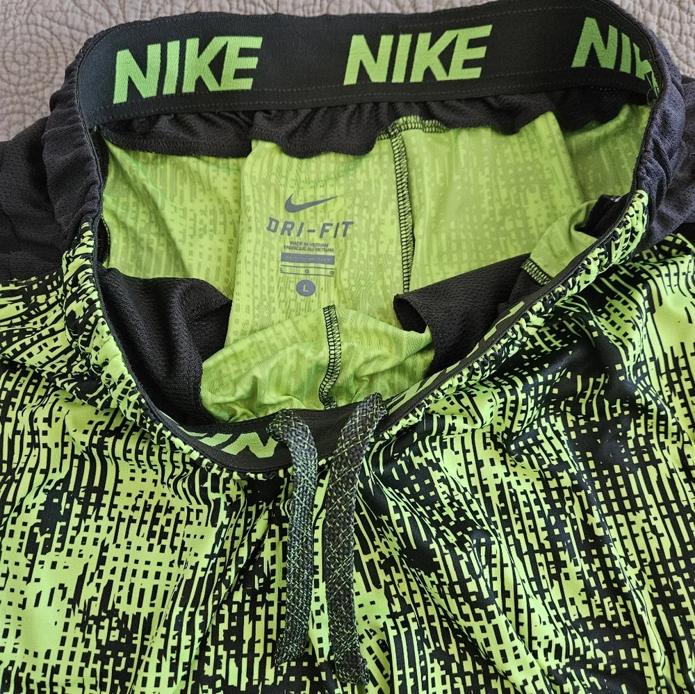 Mens athletic Nike shorts size L - Picture 3 of 9